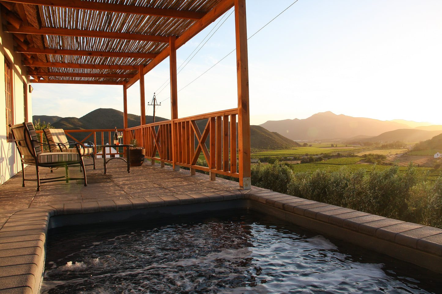 1 Bed Cottage on peaceful farm, pr/ pool & aircon